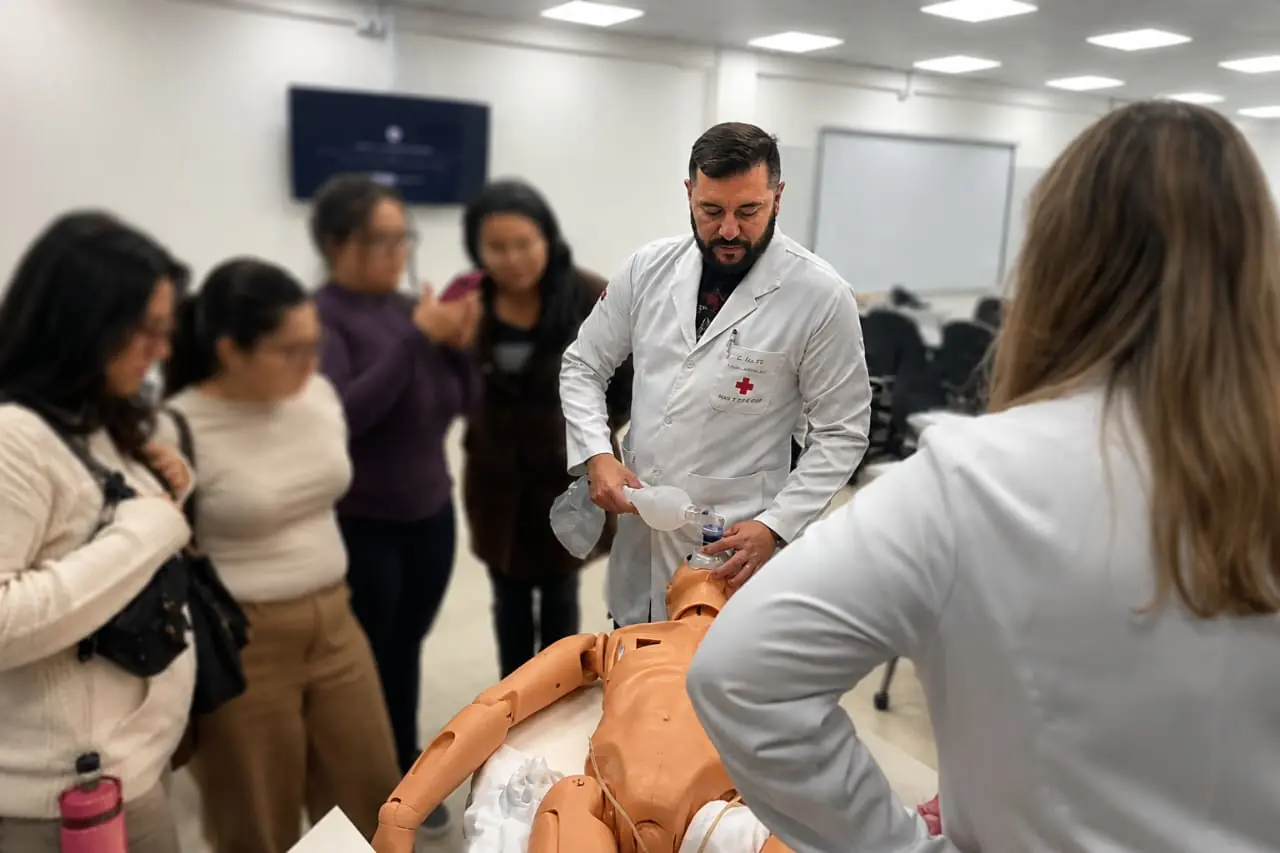 Dr. Allan Pitt em treinamento prático de emergência clínica